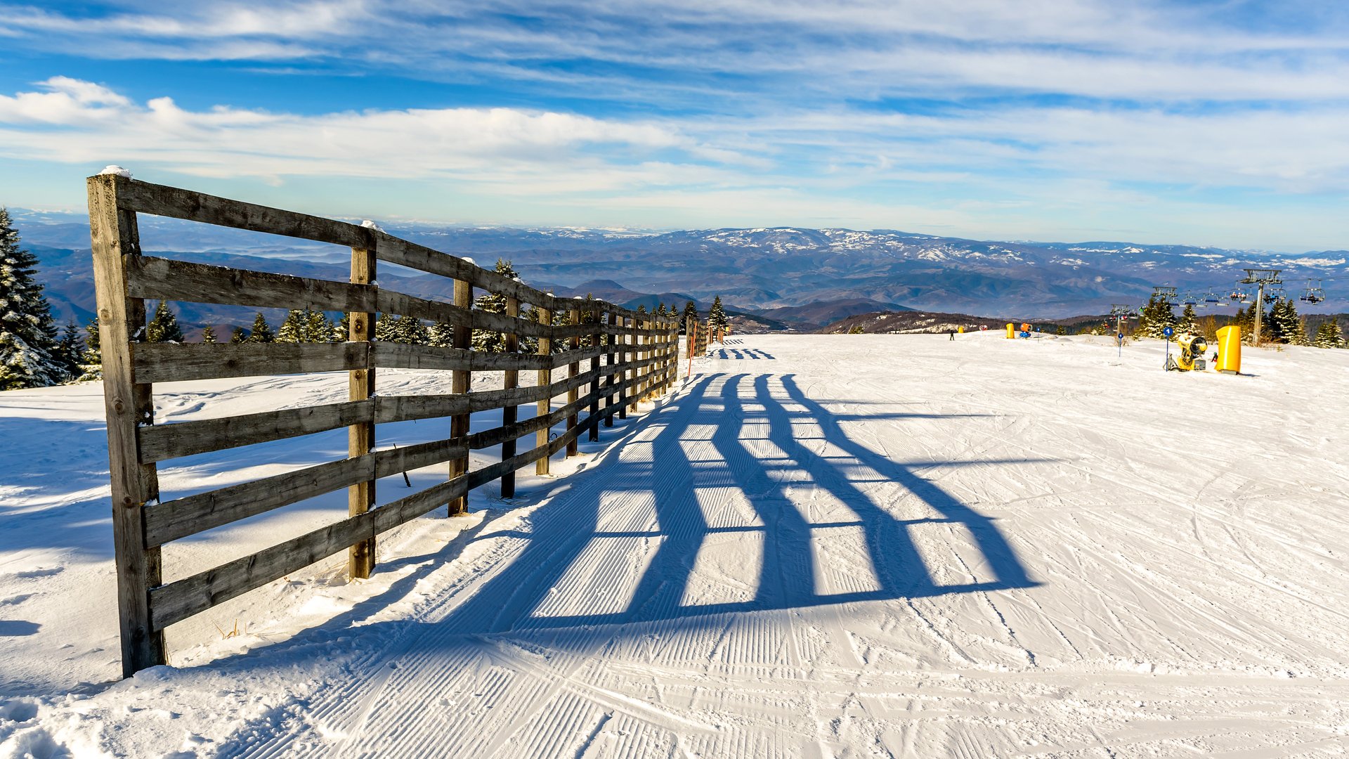 Drveni snegobrani na ski stazi