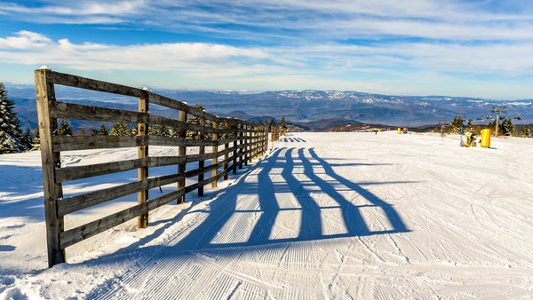 Drveni snegobrani na ski stazi